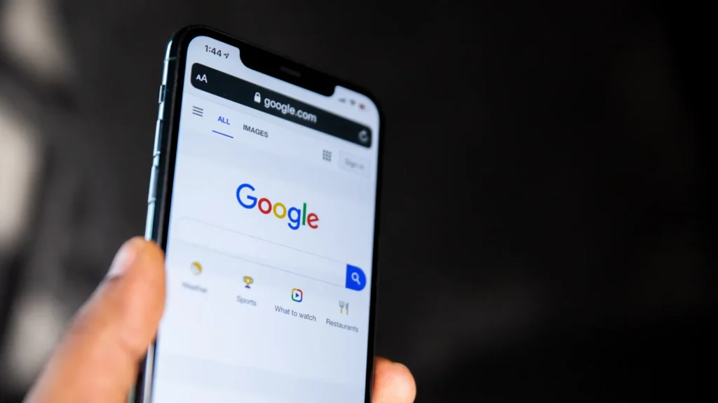 Celular exibindo uma pesquisa no Google sobre serviços de uma empresa