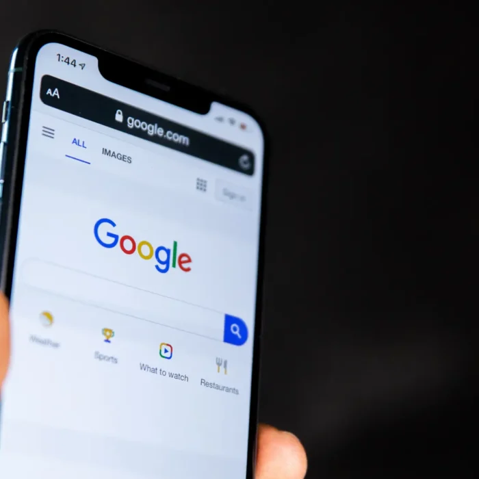 Celular exibindo uma pesquisa no Google sobre serviços de uma empresa