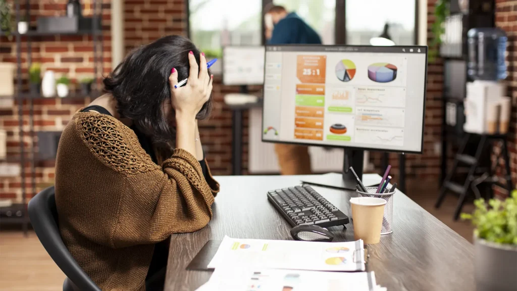 Empresário analisando um site desatualizado no computador