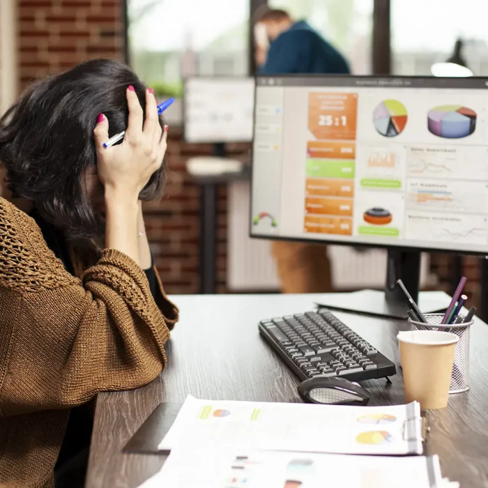 Empresário analisando um site desatualizado no computador